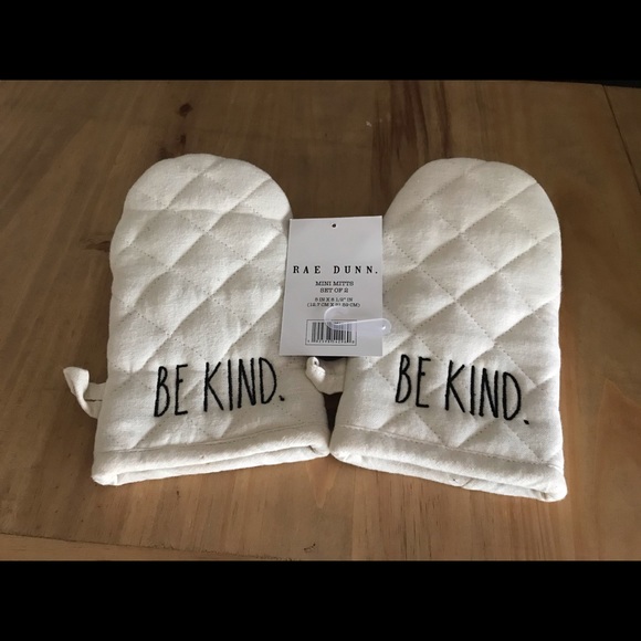 Rae Dunn “Be Kind” mini oven mitt set